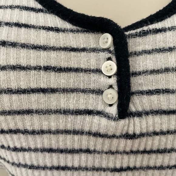ABERCROMBIE & FITCH WOMANS HENLEY KNIT TOP - Picture 3 of 14